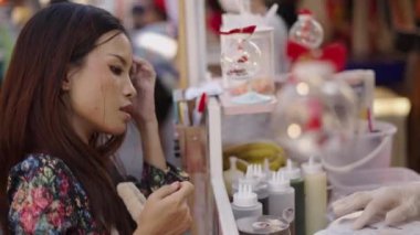 Kız menüden yemek siparişi veriyor - 4K Yatay Video