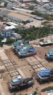 Bir gemi inşa atölyesinin kuş bakışı görüntüsü - FHD dikey İHA videosu