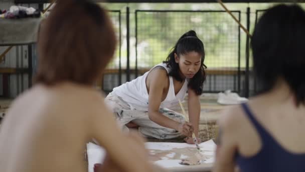 Bir Kadın Dizlerinin Üstünde Iki Kadını Tuvalde Yakalıyor Artistik Konsept — Stok video