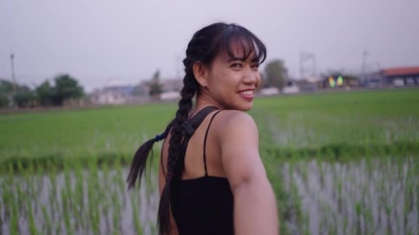 Taylandlı Kız Kameramanla Ele Tutuşup Kırsal Alanda Yürüyor — Stok video