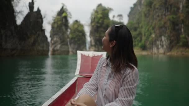 Seorang Wanita Asia Tersenyum Dan Mengamati Horizontal Video — Stok Video