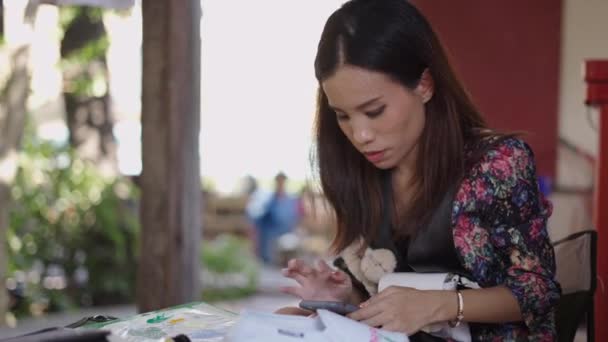 Hermosa Mujer Asiática Buscando Algo Teléfono Horizontal Video — Vídeos de Stock