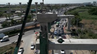 Köprü inşaatı arasında dolaşan araçlar - 4K Yatay aereal video