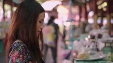 Bir oda spreyi güzel bir Taylandlı kız tarafından koklanır - 4K Yatay video