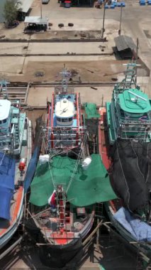 Yapım aşamasındaki üç geminin gökyüzünden görüntüsü - FHD dikey İHA videosu