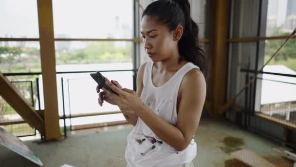 Närbild Thailändsk Kvinna Som Tittar Mobiltelefon Konstnärligt Koncept — Stockvideo
