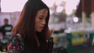 Güzel bir Taylandlı kız oda spreyi kokusu alıyor - 4K Yatay video