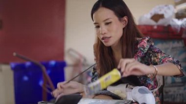 Esmer bir kız tarafından boya kutusu açılıyor - 4K Yatay Video