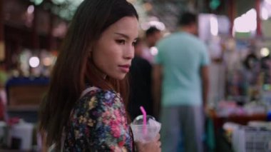 Güzel bir Taylandlı kadın markette bir şeye bakıyor - 4K Yatay video