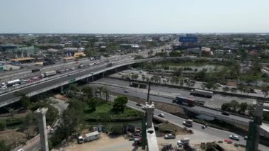 Gökyüzünden görülen çok yönlü bir trafik sıkışıklığı - 4K Yatay aereal video