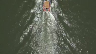 Yelkenli bir geminin gökyüzünden görüntüsü - 4K Yatay İHA videosu