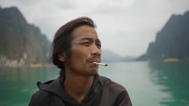 Ázsiai Férfi Tóban Egy Cigarettával Horizontal Video — Stock videók