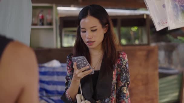 Una Mujer Con Vestido Florido Mira Teléfono Móvil Horizontal Video — Vídeos de Stock