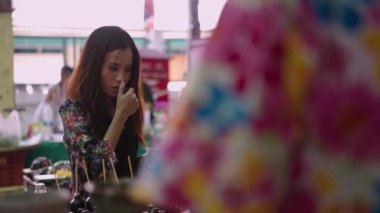 Oda spreyi güzel bir Asyalı kadın tarafından test edilir - 4K Yatay video