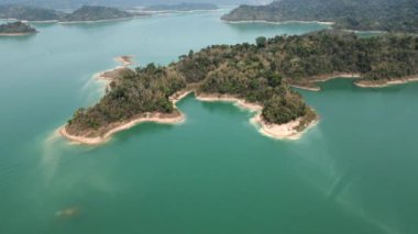 KhaoSok Gölü 'ndeki bir adanın havadan görüntüsü - Yatay 4K