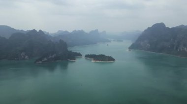 Yeşil dağların ve suyun gökyüzünden görünümü - Yatay 4K Video