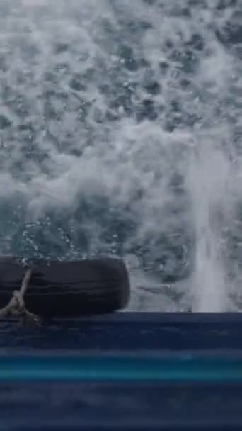 View Foam Leaving Boat Divers Going Verticale Fhd Video — Stockvideo