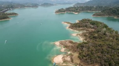 Tekneli güzel bir göle kuşbakışı bakış açısı - yatay 4K Video