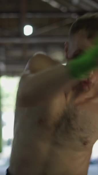 Mężczyzna Zielonych Bandażach Rzuca Ciosy Fhd Pionowe Wideo — Wideo stockowe