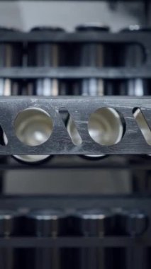 Bira fabrikasında boş bira kutuları konserve makinesi sistemi. - Kapat - FullHD Dikey video