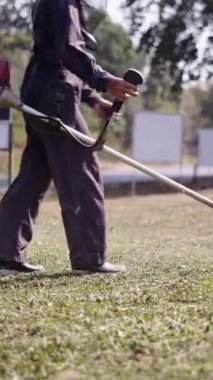Tayland köyünde tanınmayan bir adam tarafından çimenler biçildi - FHD dikey geleneksel yaşam tarzı