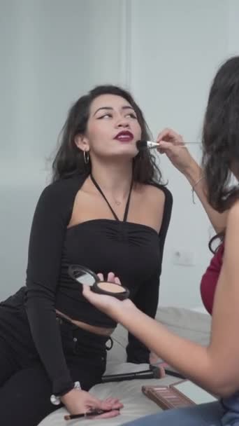 Hermosa Mujer Colombiana Aplicando Maquillaje Mejor Amiga Mientras Está Sentada — Vídeos de Stock