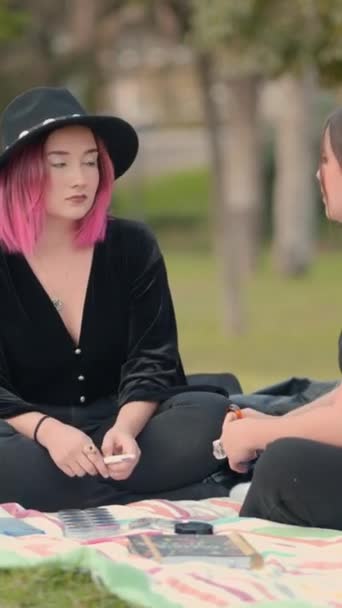 Білошкірі Дівчата Спілкуються Сидячи Траві Парку Широкий Перегляд Вертикальне 1080 — стокове відео