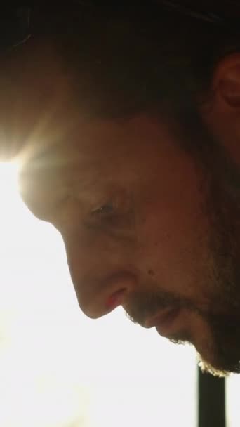 Чоловік Бородою Етнічною Сережкою Дивиться Щось Нижче Fhd Вертикальне Відео — стокове відео