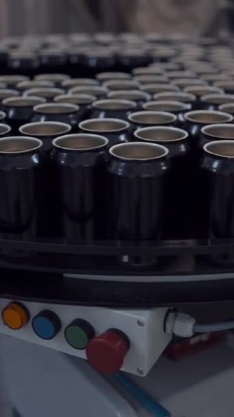 Bira Fabrikasındaki Bira Konserveleri Taşıyıcıda Kapat Fullhd Dikey Video — Stok video
