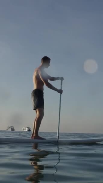 Zachodni Człowiek Wiosłujący Desce Surfingowej Morzu Fhd Vertical — Wideo stockowe
