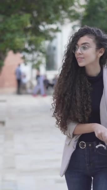 Krásná Marocká Dívka Procházky Parku Jízdním Kolem Střední Střela Svislá — Stock video