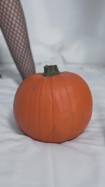 Senhoras Bonitas Engraçadas Trajes Bruxa Halloween Brincando Com Bruxas Vassoura — Vídeo de Stock