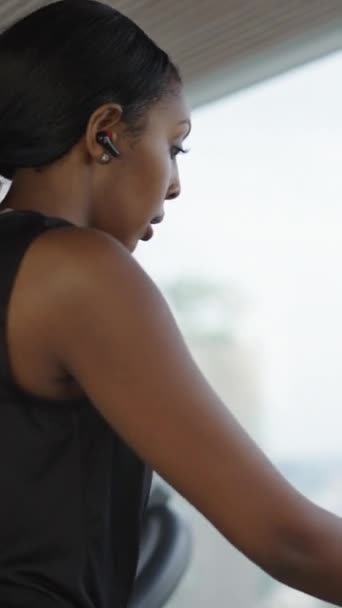 Junge Schwarze Frau Beim Aufstellen Des Laufbands Einem Wolkenkratzer Fitnessstudio — Stockvideo