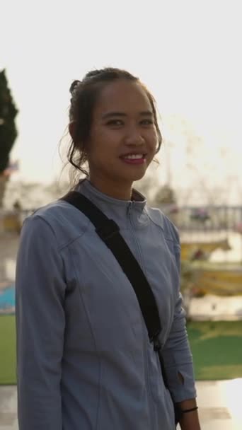 Chica Tailandesa Camina Través Templo Budista Fhd Vídeo Vertical — Vídeo de stock