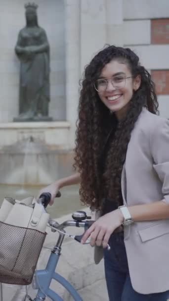 Досить Марокканська Дівчина Велосипедом Посміхається Позує Камеру Середній Постріл Вертикальний — стокове відео