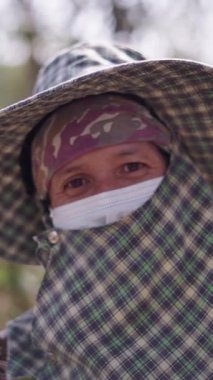 Battaniyeyle kaplanmış yaşlı bir kadının bakışları - FHD dikey geleneksel yaşam tarzı