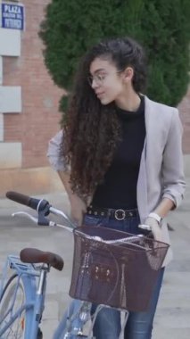 Bisikletli bir kadının cep telefonundan arandığı resim. Yakın plan - Dikey