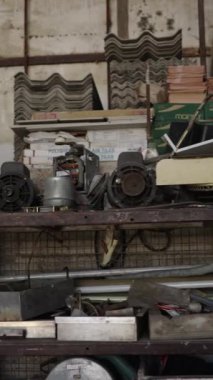 Bir fabrikada düzensiz araçların seyyar çekimi - FHD Dikey video - FHD Dikey video