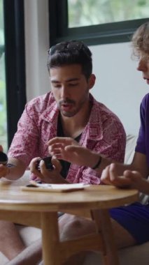 İki Avrupalı erkek sarma eklemleri - FullHD Dikey video