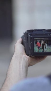 Fotoğrafçıların kamerasında telefonla konuşan kadın manken, çalıntı fotoğraf konsepti. - Askı odağı - Dikey