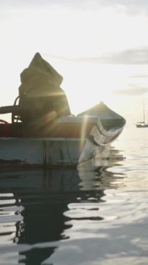 Koh Tao 'da güzel bir günbatımı ile denize demir atmış tekne - FHD Yatay video