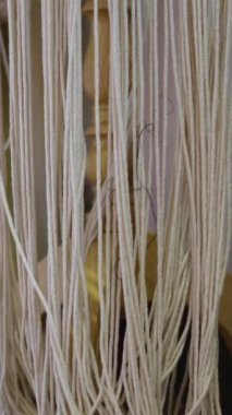 El yapımı güzel bir beyaz elbisenin yakın çekimi - FHD dikey video