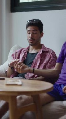 Birbirine esrar veren ve sigara içen iki adam FullHD dikey video.