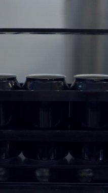 Bira kutuları bira fabrikasındaki konserve makinesinin konveyörüyle taşınıyor. - Kapat - FullHD Dikey video