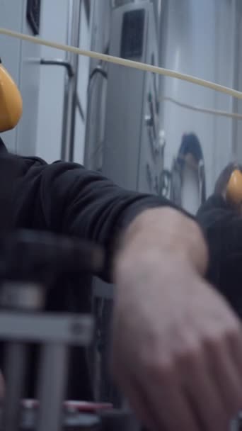 Manlig Arbetare Med Facemask Och Brusreduktion Öronmuff Operativ Produktionsutrustning Fabriken — Stockvideo