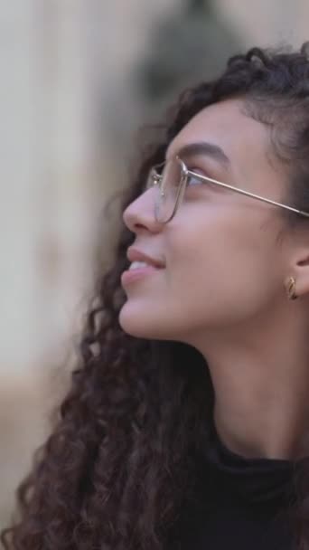 Leende Marockansk Kvinna Glasögon Beundrar Skönheten Stadshus Närbild Vertikal — Stockvideo