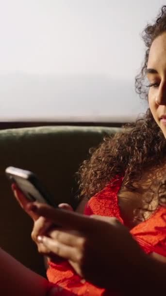 Menina Morena Mensagens Texto Seu Telefone Celular Por Uma Janela — Vídeo de Stock