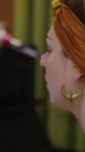 Une Jeune Femme Avec Turban Dans Les Cheveux Joue Piano — Video