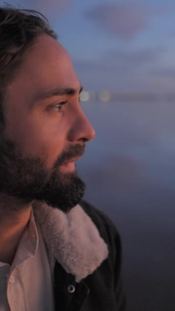 Πορτρέτο Ενός Όμορφου Γενειοφόρου Άνδρα Που Απολαμβάνει Ηλιοβασίλεμα Δίπλα Στη — Αρχείο Βίντεο