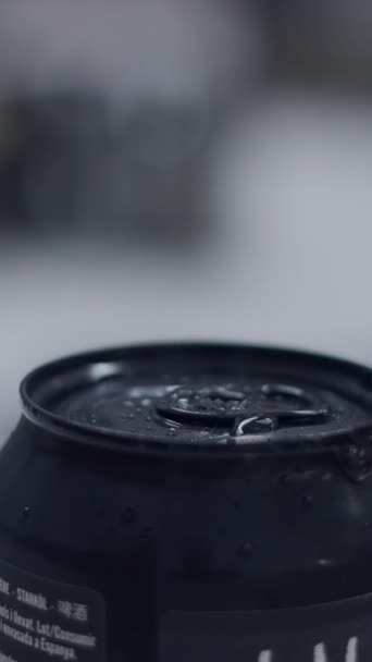 冷たいビールの缶を閉じる 選択的なフォーカス フルHd垂直ビデオ — ストック動画